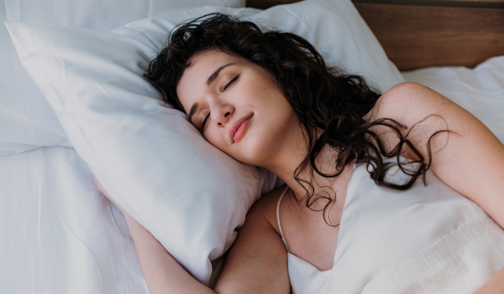 Frau nutzt Atemtechnik vor dem Einschlafen