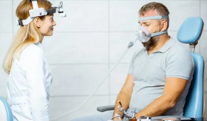 Mann bei Untersuchung im Schlaflabor