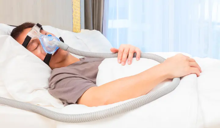 Mann mit Schlafapnoe