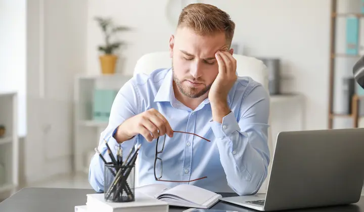 Gestresster Mann am Schreibtisch