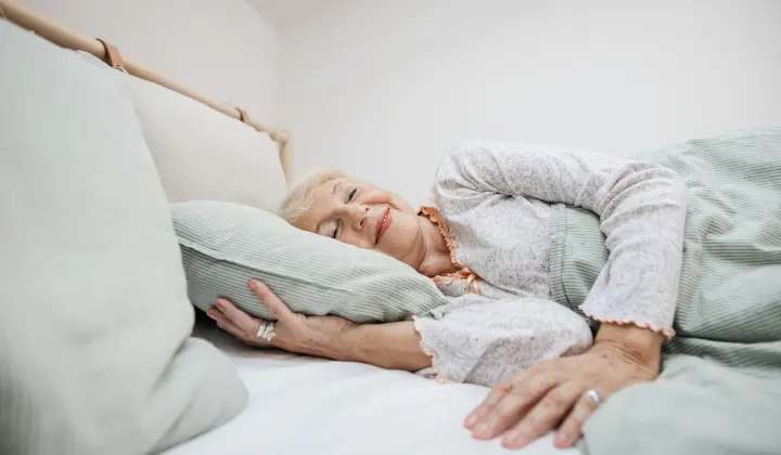Seniorin träumt im Schlaf