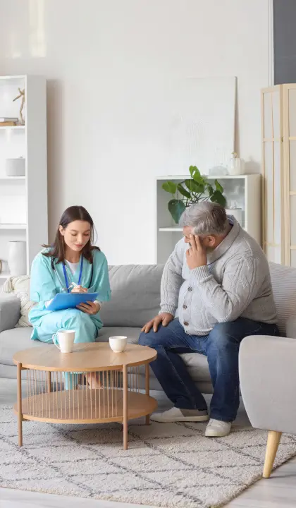 Übergewichtiger Mann beklagt sich über Schlafapnoe