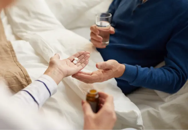 Seniorin liegt wach im Bett