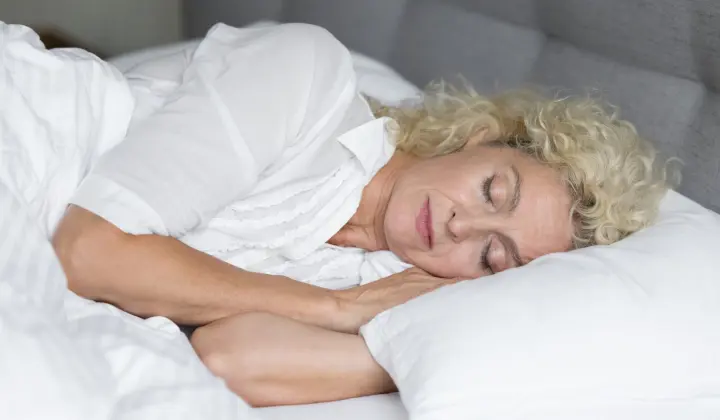 Person entspannt im Bett