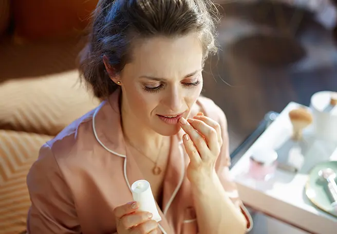 Frau mit Lippenherpes