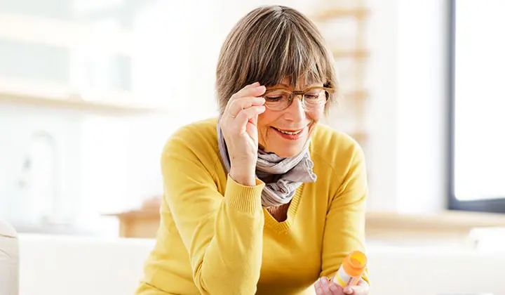 Frau prüft OTC-Präparat