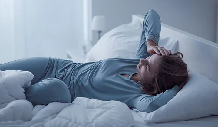 Frau mit Schlafstörungen durch Wechseljahre