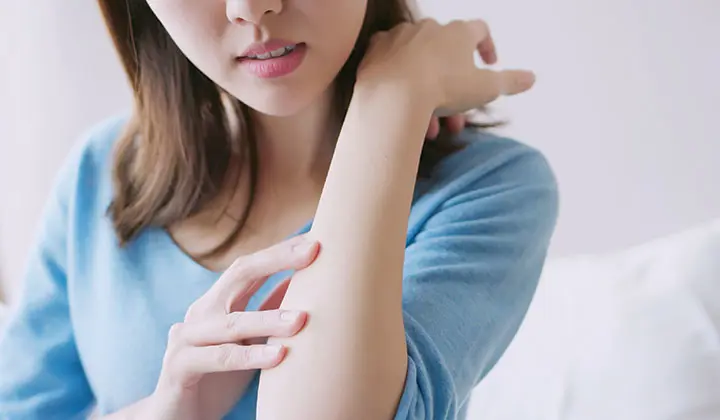 Frau klagt über Hautpilz