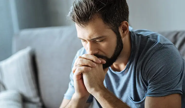 Mann mit Depressionen durch Schlaf